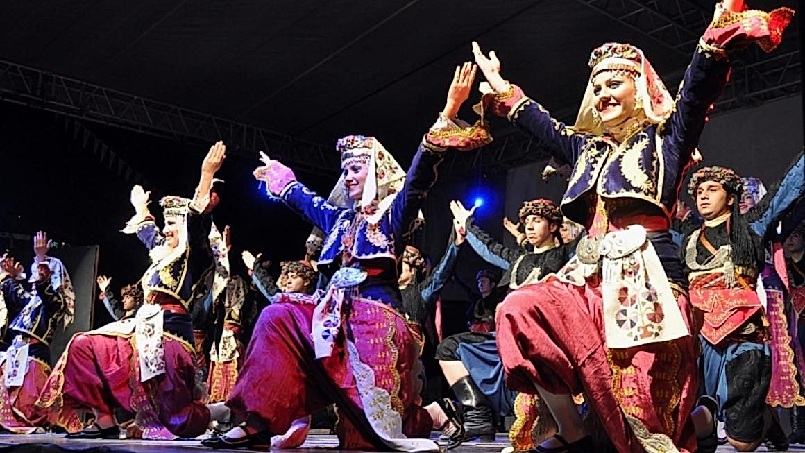 Ege denilince akla zeybek dansı gelir