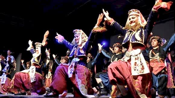 Ege denilince akla zeybek dansı gelir